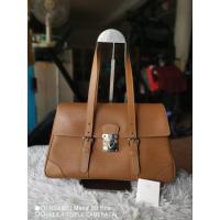 ราคา LV Epi Segur MM Shoulder Bag DC 06 สภาพดี มือสอง ของแท้‼️ (25880219382)