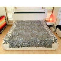 ราคา ผ้าห่ม หรือผ้าปูรองนอน/โซฟา ขนาด 4.5-5ฟุต เอิร์ธโทนสีเทาเข้มลายกราฟฟิกวินเทจ ยี่ห้อ AMZIE มือสองขายตามสภาพ เกาหลีแท้ (26351229013)