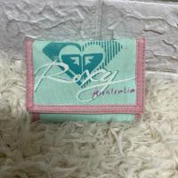 ราคา กระเป๋าสตางค์ Roxy 3 พับ กว้าง 5 สูง 3.5 นิ้ว (วัดแบบพับ) ราคา 190 บาท (27314102532)