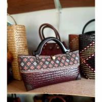 ราคา กระเป๋าสานกระจูด ขนาด 12*4*6 นิ้ว ซับซิป หูไม้ คาดด้วยผ้าทอมือ กระเป๋าสตางค์ แบบถือ handmade แฮนด์เมด (29532842698)