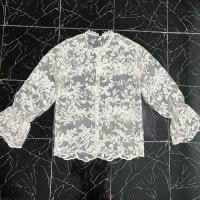 ราคา เสื้อเชิ้ต ขาว ผ้าแก้ว ซีทรู งานปักลูกไม้ คอจีน แขนตุ๊กตา (24115186938)