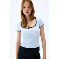 ราคา H&M(เอชแอนด์เอ็ม) เสื้อท็อปดีเทลโอเวอร์ล็อคแบบมีริบ ผู้หญิง 1252034_3 (29407749934)