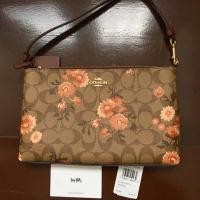 ราคา LARGE WRISTLET 25 IN SIGNATURE CANVAS WITH PRAIRIE DAISY CLUSTER PRINT (COACH F78846) (6310784457)