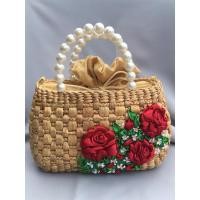ราคา (พร้อมส่ง) กระเป๋าสานผักตบชวาปักริบบิ้นหูมุก ไซส์ S ลายดอกกุหลาบแดง (18291428016)