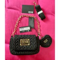 ราคา กระเป๋าสะพาย Versace Jeans Couture รุ่น Quilted ของแท้‼️ (43562801332)