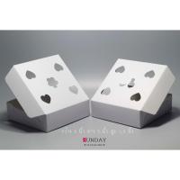 ราคา [ขายส่ง10/30แพ็ค] กล่องขนมครก กล่องกระดาษ (ขาวหลังเทา) ขนาด5x5x1.5นิ้ว แพ็คละ100ใบ (เจาะรูระบายอากาศที่ด้านบน) (22681452488)