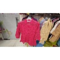 ราคา เสื้อลูกไม้พิงค์บูติค รุ่นคอแหลมกระดุมหน้ามุกแขนระบาย (1864117057)