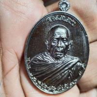 ราคา เหรียญเมตตาหลวงปู่ทิมห่มคลุม (รุ่นแรก) เนื้อชนวนพระกริ่งปรไม (ตอกโค๊ตทองคำ๙)วัดจุกกะเฌอ ชลบุรี ปี 2559 เลข๔๙๘ (42270852804)