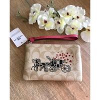 ราคา Coach แท้ ✔️พร้อมส่ง กระเป๋าคล้องมือ S 1 ซิป | Coach Corner Zip Wristlet in Signature Canvas with Horse & Carrage Heart (3154807264)