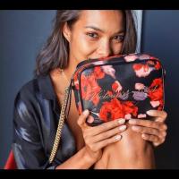 ราคา {ของแท้อเมริกัน} VICTORIA SECRET กระเป๋าถือ / กระเป๋าสตางค์ / CROSSBODY BAG รุ่นลิมิเต็ด BOLD FLORAL CROSSBODY BAG PURSE (24327974814)