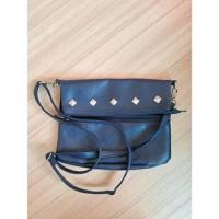 ราคา ขายกระเป๋ามือสอง สีน้ำเงิน สภาพดี ขนาด 25*20 cm. มีซิปหลายซิป (24450163842)