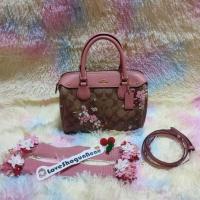 ราคา หายากแล้วจ้า MINI BENNETT SATCHEL IN SIGNATURE CANVAS WITH FLORAL BUNDLE PRINT (COACH F29631) (22716425219)