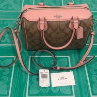 ราคา Coach หมอน 9 นิ้ว สีชมพู (6332883102)