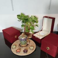 ราคา แก้ว ลายไทยเบญจรงค์ พร้อมกล่องผ้าไหมสีแดง (16960843425)