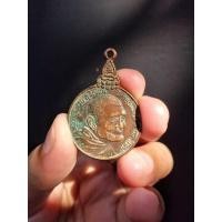 ราคา เหรียญหลวงปู่แหวน รุ่นเราสู้ วัดดอยแม่ปั๋ง จ.เชียงใหม่ ปี20 (13475261491)