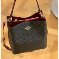 ราคา (ผ่อน 0%) ✈️ของแท้!! COACH TOWN BUCKET BAG ลาย C สายแดง ใบใหม่ มีสายสั้น ยาวค่ะ (6245254385)