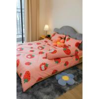 ราคา ชุดเครื่องนอน 4 ชิ้น โพลี ฝ้าย ที่นอน 2–10ซม ทนทาน ลายสตอเบอรี่สีชมพู (40368308558)