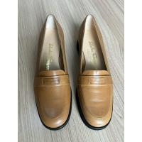 ราคา รองเท้าหนังแท้แบรนด์ Salvatore Ferragamo มือสอง ของแท้% สภาพยังสวย มีร่องรอยจากการเก็บบ้าง✨ (28855222156)