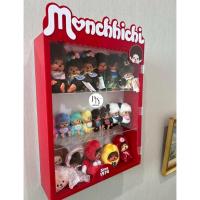 ราคา ตู้โชว์ตุ๊กตา ตู้อะคริลิกใส่ตุ๊กตา กล่องใส่ monchhichi ม่อนชิชิ แบบ 3 ชั้น (27467217491)