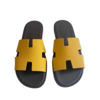 ราคา รองเท้าแตะผู้ชาย หนังลูกวัว Epsom แบรนด์ Hermes รุ่น Izmir Sandal Size 42 ในสีทูโทน Jaune Sable (Yellow)/Marine (16142824895)