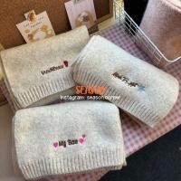 ราคา [AVAILABLE] ผ้าพันคอไหมพรมเกาหลีพาสเทล ปักคําขอ ผ้าพันคอไหมพรมสไตล์ insta เกาหลี เป็นของขวัญวันหยุด [ฤดูกาล.มุม] (28742958294)