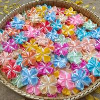 ราคา พร้อมส่ง แพ็คละ50ชิ้น ใส่เหรียญ1บาทแล้ว เหรียญโปรยทาน เหรียญโปรยทานดอกไม้ ดอกดาวกระจาย ดอกกระจาย (19260886486)