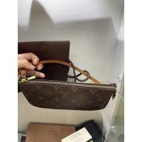 ราคา Used Louis vuitton pochette monogram canvas ของแท้100% (22953707179)