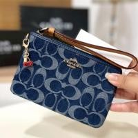 ราคา (สด-ผ่อน) CZ452 Corner Zip Wristlet In Signature Denim (26284873971)