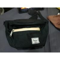 ราคา กระเป๋าคาดอก แบรนด์ Herschel มือสอง แบรนด์เนมแท้ราคาคุ้มๆ (4041676024)