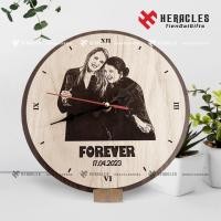 ราคา นาฬิกาตั้งโต๊ะไม้ - รูปแกะสลัก ชื่อ ตัวอักษร โลโก้ คําอวยพรคําขอ - ของขวัญธุรกิจ 3ซีดี (25891964185)