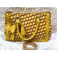 ราคา กระเป๋าหนังมือสองแบรนด์ ROBERTA di Camerino สภาพยังใหม่ มีช่องใส่ของช่องใหญ่ 3 ช่อง ภายในสะอาด (20946147711)