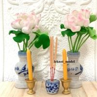 ราคา ชุดบูชา ชุดธูปเทียนพร้อมแจกัน ดอกบัวบานมงคล ดอกสีชมพูขาว สูง 4" ดินปั้น วางหิ้งพระ F13 (5565915998)