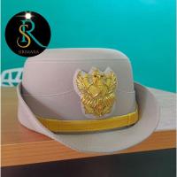 ราคา หมวกหม้อตาลข้าราชการหญิงสีกากีหน้าครุฑปักดิ้นทอง พร้อมซองหมวกกันเปื้อน (25968354880)