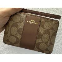 ราคา พร้อมส่ง‼️ กระเป๋า COACH คล้องมือ ของแท้ % ลาย signature เรียบๆ สวยๆ (18181716312)