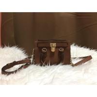 ราคา กระเป๋า Michael kors mini saffiano สภาพใช้งาน อะไหล่ถลอก แต่หนังยังแข็งเป็นทรงสวย ไม่แตก ซื้อทาแพงมาก ขายเทเลยค่ะ (915546443)