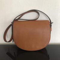 ราคา Elle⭐️crossbody สีน้ำตาล กระเป๋ามือสอง (10419529796)