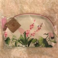 ราคา กระเป๋าเครื่องสำอาง cosmetic pouch จาก Clarins ลายดอกไม้สวยๆ ของใหม่ ยังไม่แก้จากซอง ไว้ใส่เครื่องสำอาง ครีม ลิปสติก สวย (4501506264)