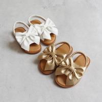 ราคา รองเท้าแตะส้นแบน Stacy Kids Bowknot | ขนาด 12-19.5ซม | ขาวทอง | รองเท้าแตะส้นแบนริบบิ้นสายยางสีขาวสีทองของเด็กผู้หญิง (27889813457)