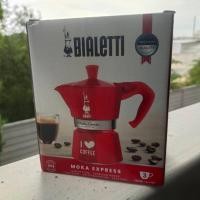 ราคา Bialetti หม้อต้มกาแฟ Moka Pot รุ่น Moka Express (โมคา เอ็กซ์เพรส) ขนาด 3 ถ้วย - I love Coffee Red (17595187360)