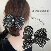 ราคา ที่หนีบผมแบบโบว์สองด้านสไตล์ชาแนลสำหรับผู้หญิง เครื่องมือจัดแต่งทรงผมด้านหลังศีรษะ คลิปผมหางม้าสูง อุปกรณ์เสริมผม (40551101141)
