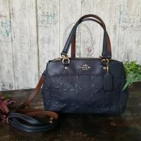 ราคา สินค้าตำหนิเบา ลดขาดทุน COACH MINI BROOKE CARRYALL IN SIGNATURE LEATHER (COACH F28472) MIDNIGHT/LIGHT GOLD (10949960575)