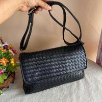 ราคา Peridot แท้ ครอสบอดี้หนังสังเคราะห์สาน สภาพดีซับในสะอาด สายยาวเทียบ ขนาด 10.5 นิ้วกว้าง 3 นิ้วสูง 7 นิ้ว 550 บาท as (23265257537)