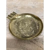 ราคา Engraved brass ashtray ที่เขี่ยบุหรี่ทองเหลือง งานเก่ายุโรป มีtax นะคะ (23084181017)