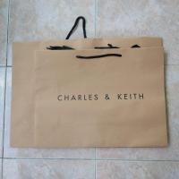 ราคา ถุงกระดาษ.แบรนด์ CHARLES & KEITH แท้ (17433753321)