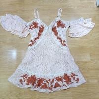 ราคา ส่งต่อ เดรสลูกไม้เปิดไหล่สีโอรส งานปัก ป้าย Orange Juice (21532302685)