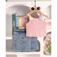 ราคา พร้อมส่งชุดเซต2ชิ้น เสื้อสายเดี่ยวสีชมพูอ่อน แต่ง3Dดอกไม้ เนื้อผ้าร่อง+กางเกงกระโปรงยีนส์ปักดอกไม้ (size : 110-160) (42804900442)