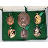 ราคา เหรียญไหว้ข้างรุ่นแรก ไอ้ไข่ เด็กวัดเจดีย์ รุ่นรับทรัพย์ ปี 56 ชุดพิเศษกล่องเขียว (3954149824)