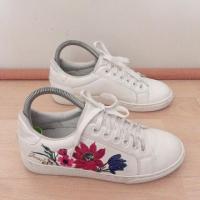 ราคา รองเท้าผ้าใบหนัง GUESS แท้ มือ 2 งานปักดอกไม้ด้านข้าง (3217798654)