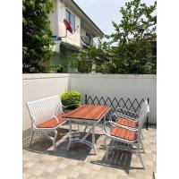 ราคา ชุดสนามเหล็กพฤกษา2 โต๊ะกลางท้อปไม้เนื้อแข็ง 70x120x70 cm. เก้าอี้เหล็กท้อปไม้เนื้อแข็ง ม้านั่งเหล็กท้อปไม้เนื้อแข็ง (3990671617)