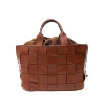 ราคา Almond woven leather Handbag กระเป๋าทรงถือ งานสาน หนังแท้ สีอัลมอนด์ (40015181871)